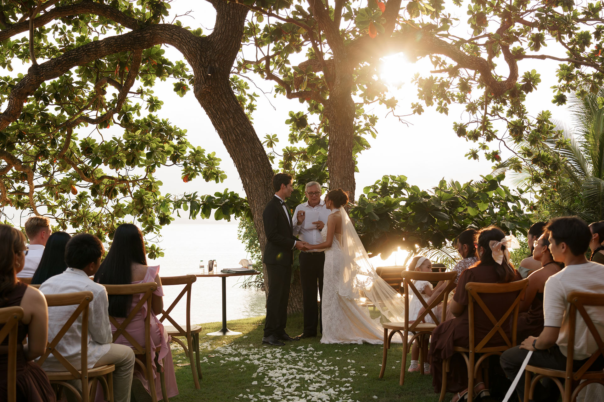 คู่บ่าวสาวที่ Vows Villa